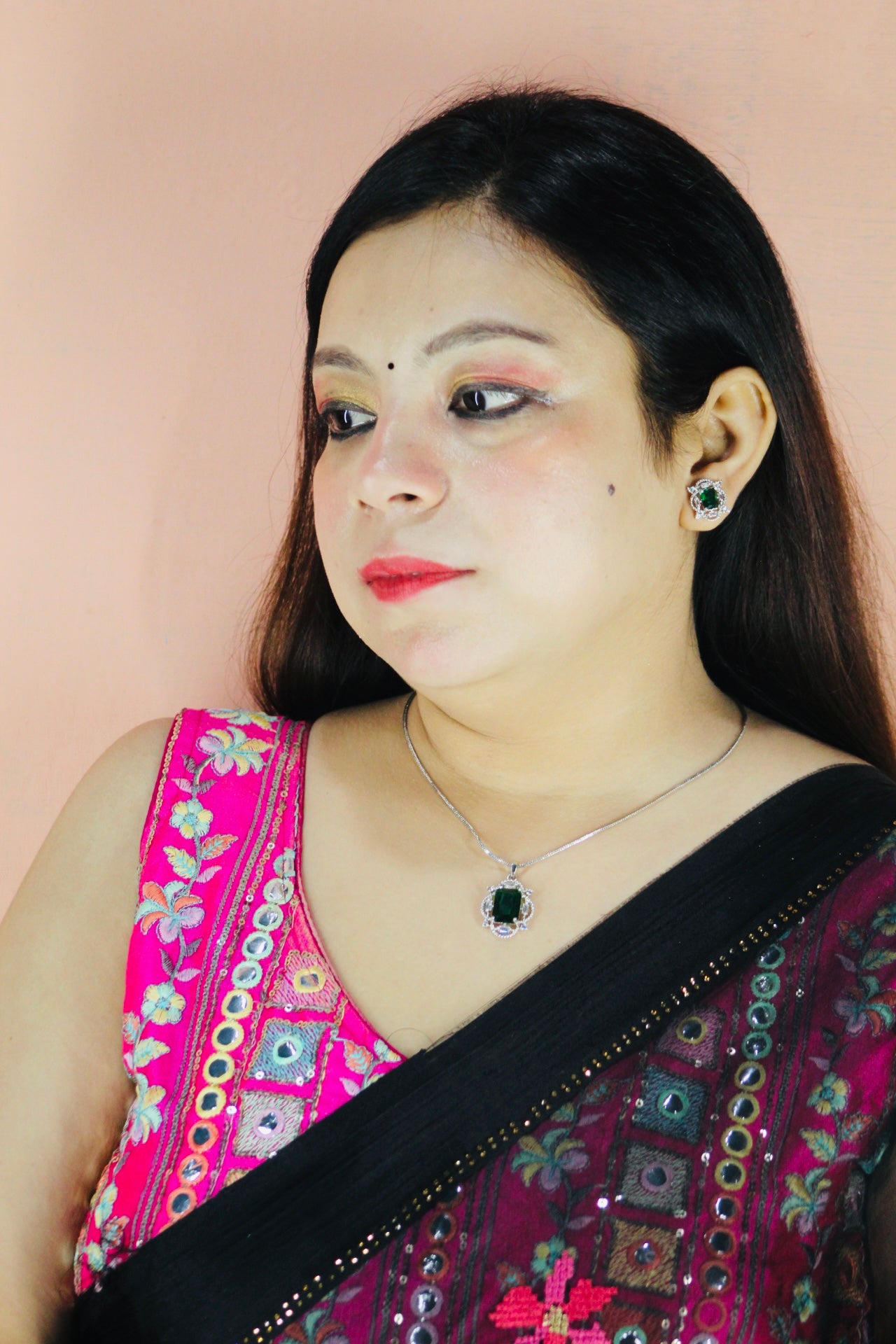 AD PANDENT WITH EARRINGS