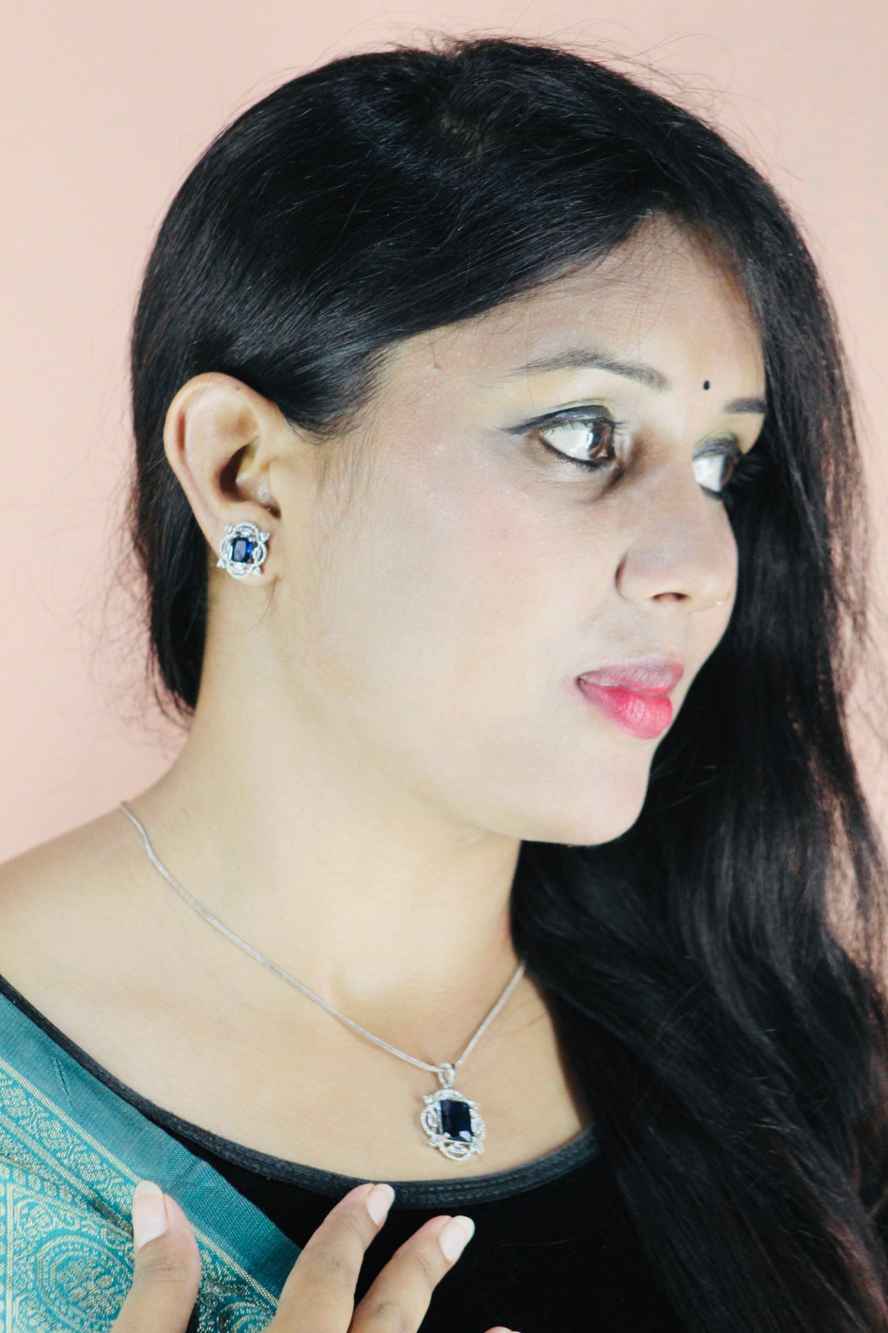 AD PANDENT WITH EARRINGS