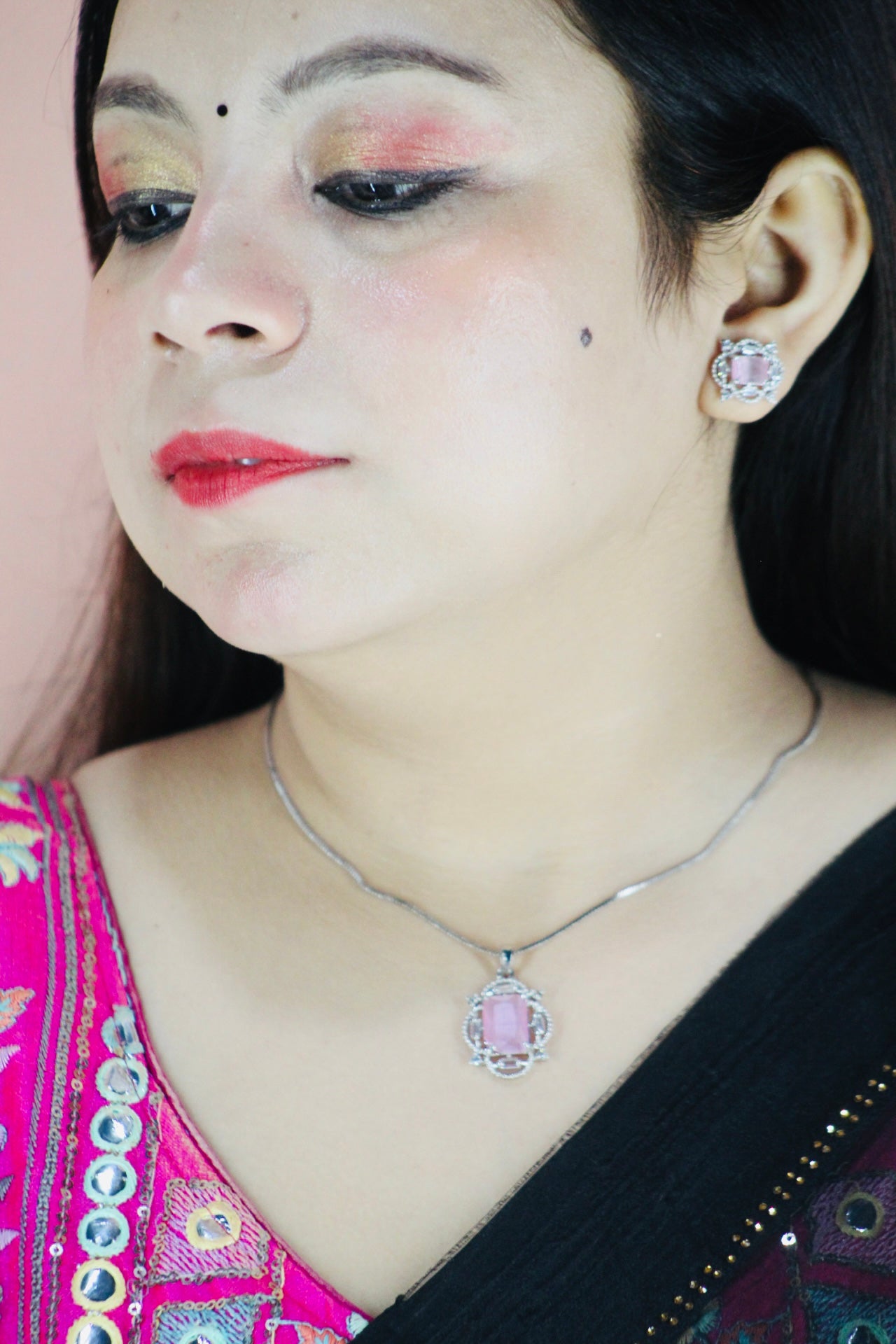 AD PANDENT WITH EARRINGS