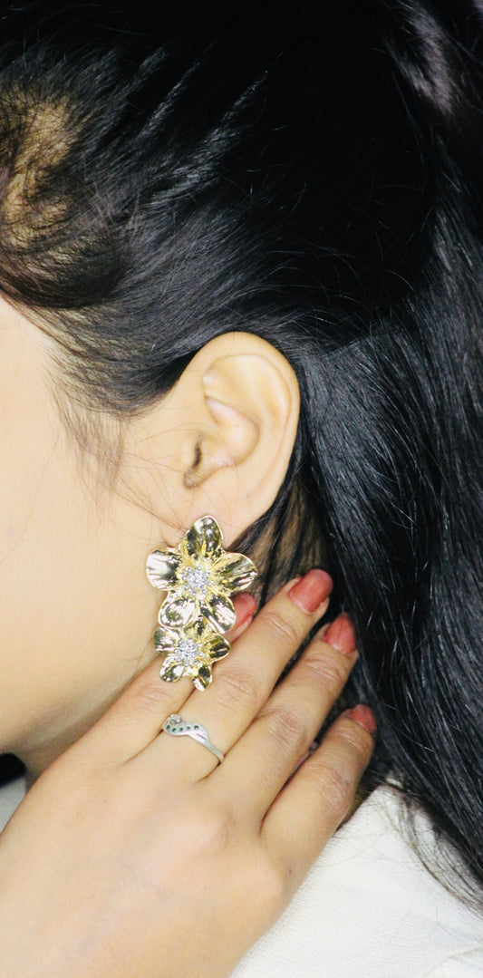 CYRSTAL CENTRE FLORAL EARRINGS