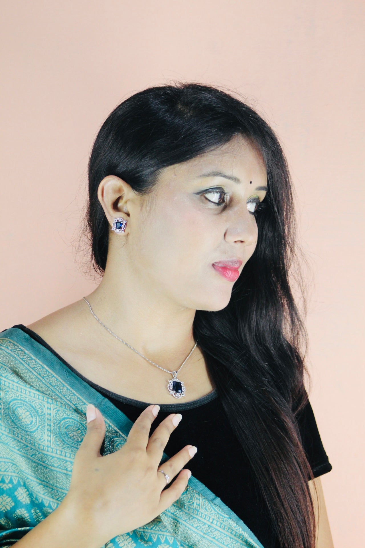 AD PANDENT WITH EARRINGS